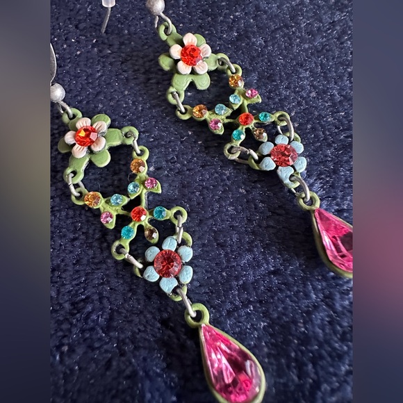 Beautiful vintage vibe classic drop earrings.  💚💗 - Picture 5 of 10